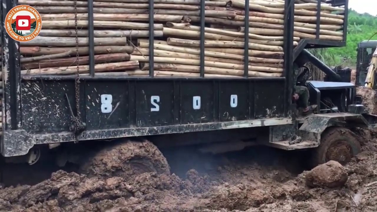 Modified Wood Truck Struggles in Deep Mud  A Dangerous and Thrilling Journey