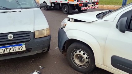 Uno e Fiorino se envolvem em colisão no Trevo do Bairro Guarujá
