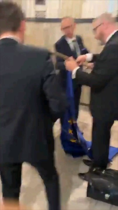 bakan ab bayrağına neler yapti