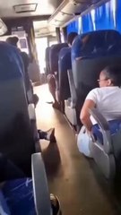 Passageiro filma assalto em frescão na Avenida Brasil e flagra rendição