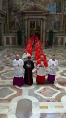 Los cardenales prestan juramento antes de encerrarse en el cónclave