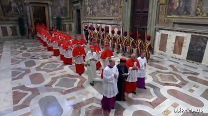 Conclave, la processione dei cardinali verso la Cappella Sistina