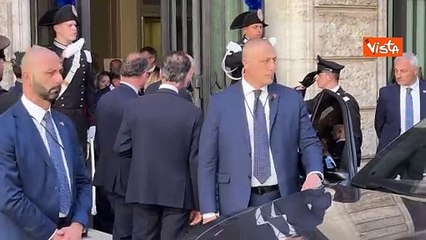 Meloni lascia il Senato dopo il premier time e sale in macchina