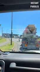 Cet homme arrête la circulation pour permettre à cette famille de canards de passer