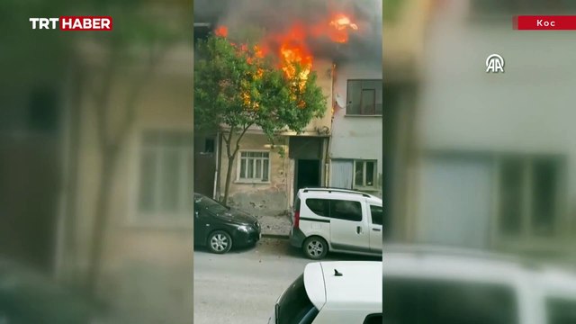 İtfaiyeciler yangına müdahale ederken ev üstlerine çöktü