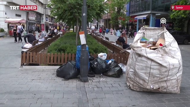 İzmir'de grev: Cadde ve sokaklar çöple doldu