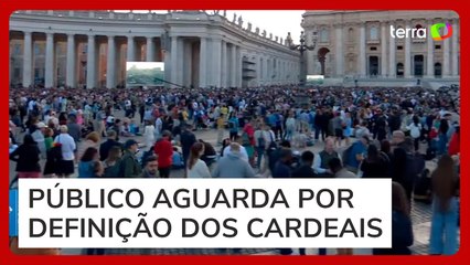Milhares se reúnem na praça de São Pedro à espera do resultado da 1ª votação do conclave