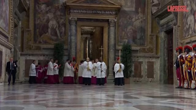 La processione dei cardinali che entrano nella Cappella Sistina per il Conclave