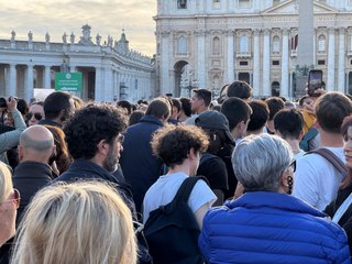 Miles de personas esperan por la primera fumata del cónclave