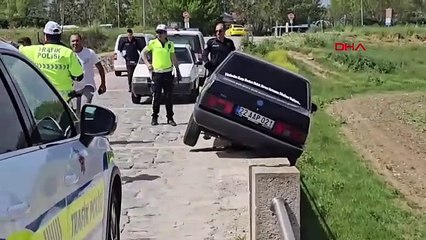 Bariyere çarpan otomobil köprüde asılı kaldı