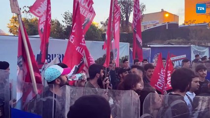 Polis, Bu pisliği devrim temizler" pankartını engelledi; CHP’li Milletvekilleri tepki gösterdi