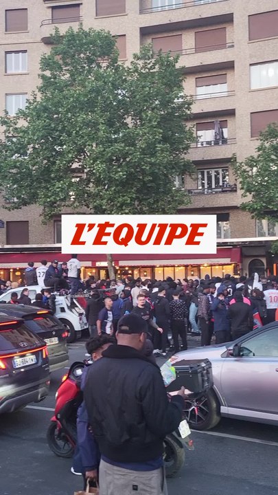 Des centaines de spectateurs sans billet devant le Parc des Princes - Foot - C1