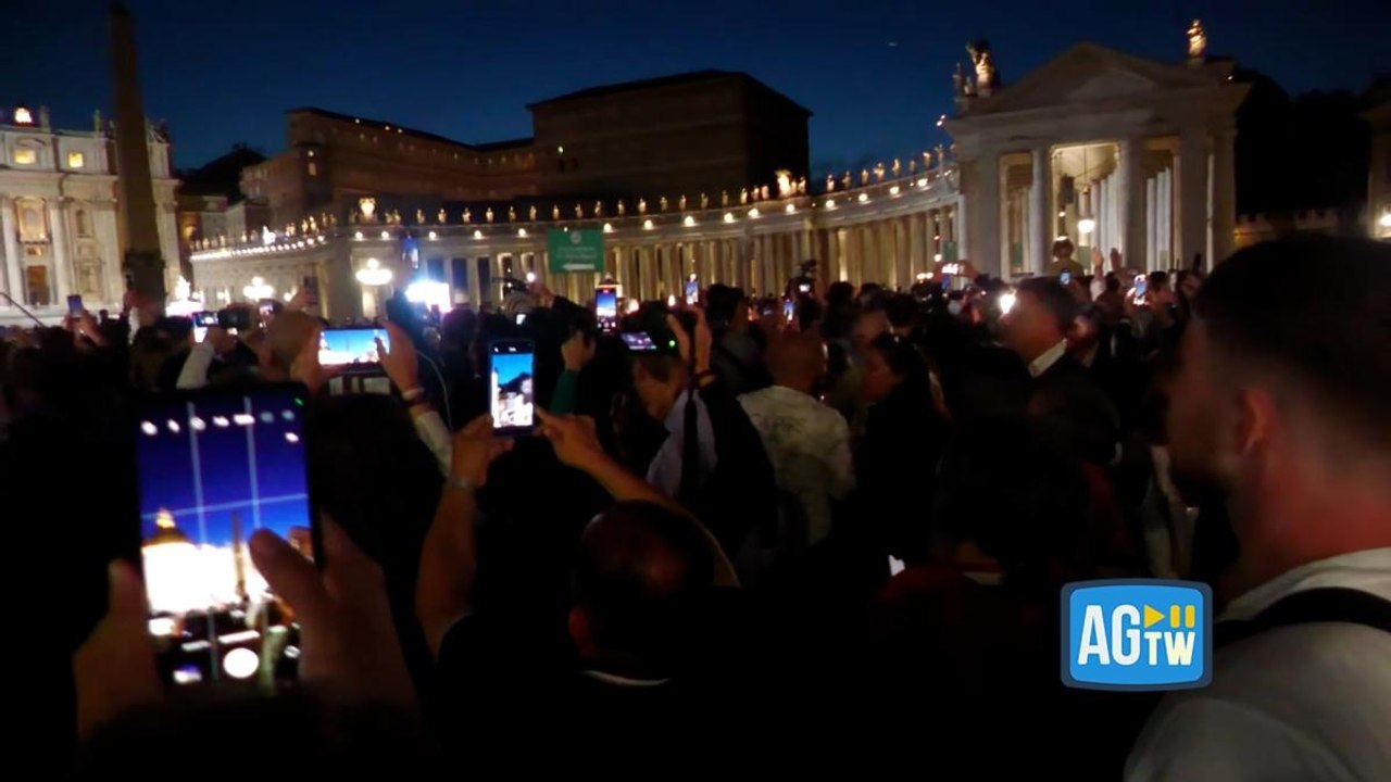 I fedeli in piazza San Pietro: «Dopo la lunga attesa speravamo fosse fumata bianca»