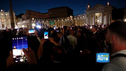 I fedeli in piazza San Pietro: «Dopo la lunga attesa speravamo fosse fumata bianca»