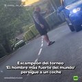 El Hombre mas fuerte del mundo persigue un auto