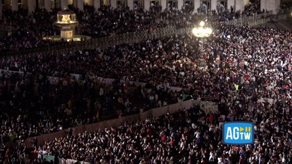 Migliaia di fedeli in Piazza San Pietro, la lunga attesa poi la fumata nera: le immagini dall'alto