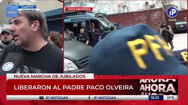 El padre Paco Olveira, víctima de la represión en la marcha de jubilados II