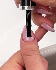 Smooth swirl on a glossy nail base 💅