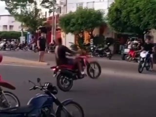 Icó: Três homens são presos por empinar motos durante cortejo de velório