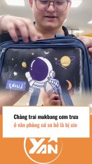 Chàng trai mukbang cơm trưa ở văn phòng