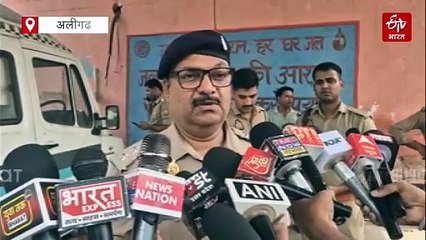 अलीगढ़ में खड़े ट्रक में घुसी पुलिस वैन; दरोगा समेत तीन पुलिसकर्मी और अभियुक्त की मौत