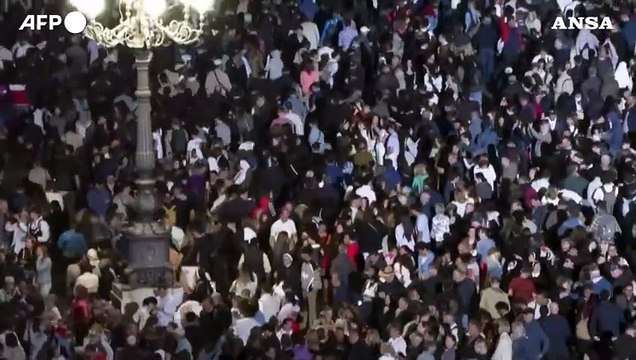 La reazione della folla in piazza San Pietro alla prima fumata nera