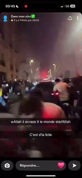 Une voiture roule sur des supporters qui fêtent la victoire du PSG sur les Champs-Élysées [Finale ligue des champions]