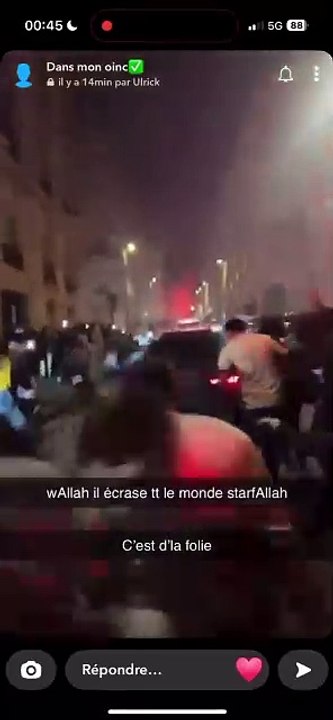 Une voiture roule sur des supporters qui fêtent la victoire du PSG sur les Champs-Élysées [Finale ligue des champions]