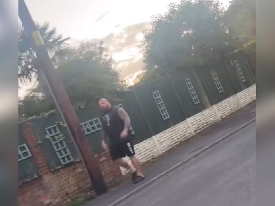 Er rastet völlig aus! 'World's Strongest Man' bedroht Familie in Auto