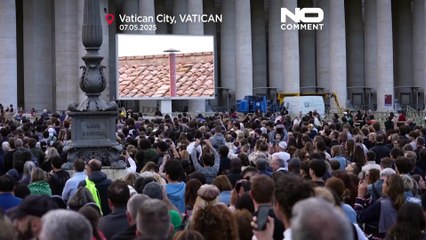 Tausende beobachten schwarzen Rauch aus der Sixtinischen Kapelle