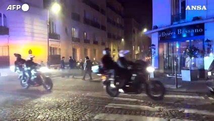 Champions League, auto incendiate durante i festeggiamenti dei tifosi del PSG a Parigi
