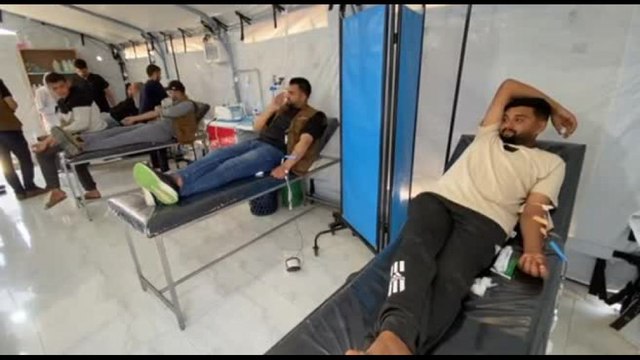 Gaza, palestinesi in coda a Kahn Younis per donare il sangue