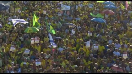In migliaia a Brasilia con Bolsonaro che promette: continuare la lotta