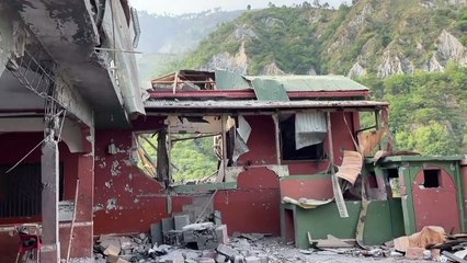 قصف هندي يدمر مسجد بلال في مدينة مظفر آباد الباكستانية