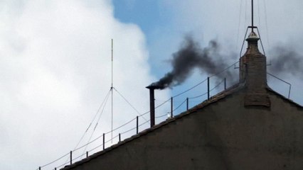El segundo día de cónclave en el Vaticano comienza con fumata negra