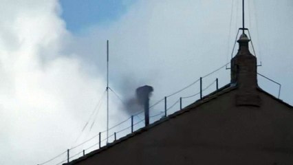 الدخان الأسود يتصاعد من الفاتيكان في إشارة إلى عدم انتخاب بابا جديد