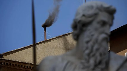 Primera fumata negra del día, sigue sin haber Papa