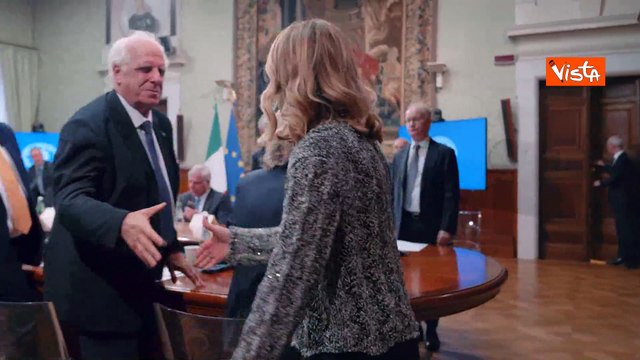 La stretta di mano di Meloni con Landini e Bombardieri all'incontro con i sindacati a Palazzo Chigi