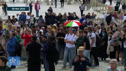 Potret Warga Menanti Asap Keluar dari Kapel Sistina saat Konklaf Paus Baru di Hari Kedua