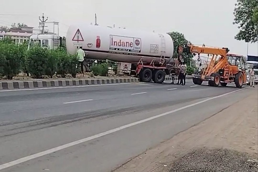 बस को बचाने के प्रयास में हाइवे के डिवाइडर पर चढ़ा एलपीजी गैस से भरा टैंकर