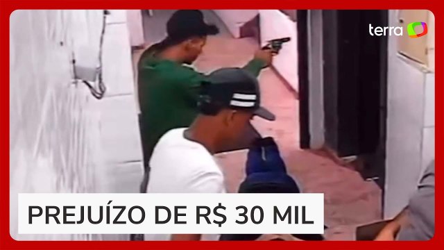 Câmera de monitoramento flagra suspeitos assaltando loja de joias em João Pessoa