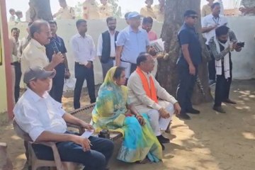 Sushasan Tihar: Video: एमसीबी व कोरिया में उतरा सीएम का हेलीकॉप्टर, चारपाई पर बैठकर ग्रामीणों से किया संवाद, कही ये बातें