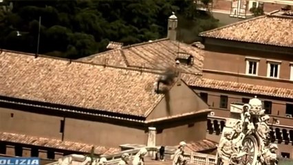 La fumata nera vista dall'elicottero della polizia