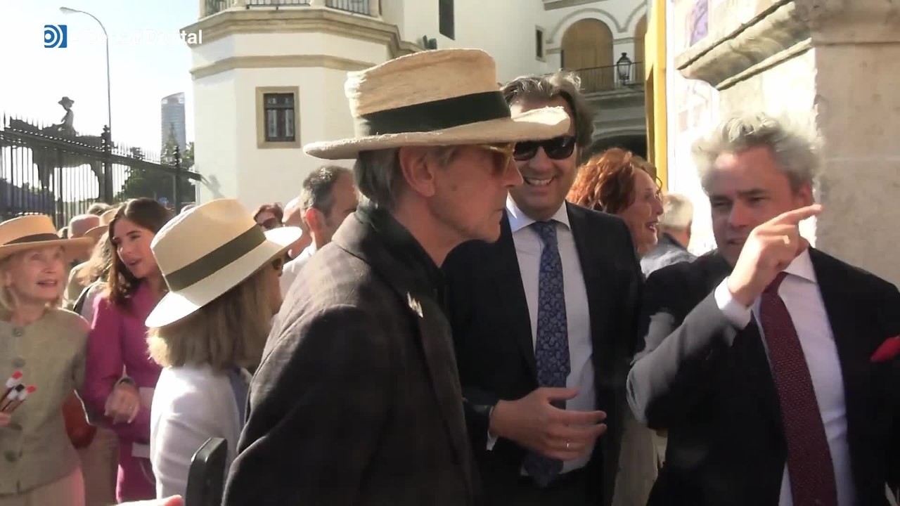 El actor Jeremy Irons asiste a los toros en la Maestranza