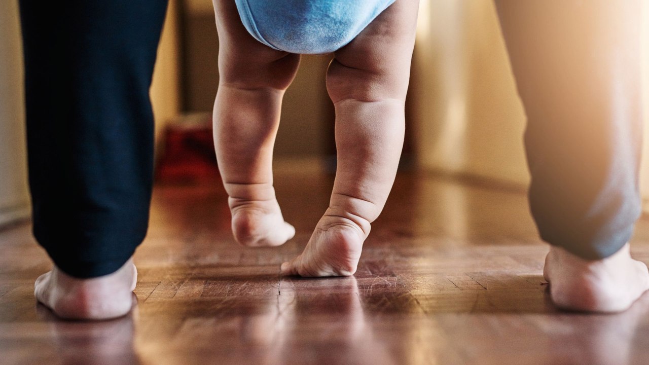 Estudio revela por qué algunos bebés aprenden a caminar más rápido que otros