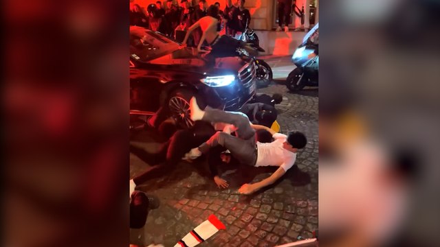Une voiture fonce sur la foule de supporters près des Champs-Élysées après la victoire du PSG