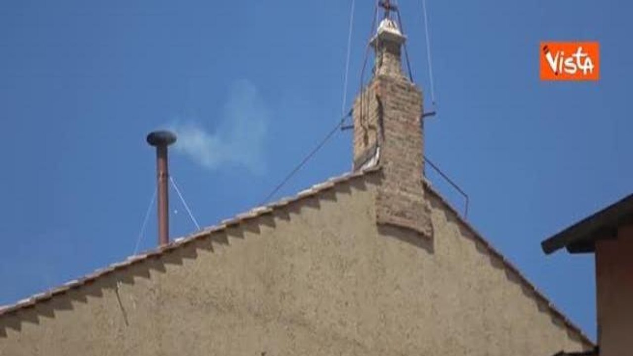 Una fumata apparentemente bianca segue la nera, ma è un falso allarme: ecco cosa è successo alla terza votazione