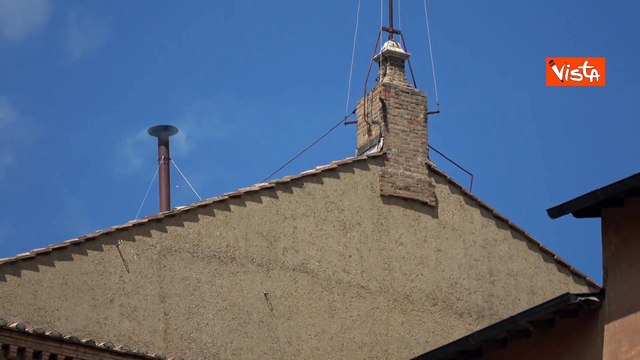 Conclave 2025, una fumata apparentemente bianca segue la nera, ma è un falso allarme