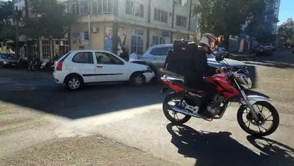 Colisão de trânsito prejudica trânsito no Centro de Cascavel