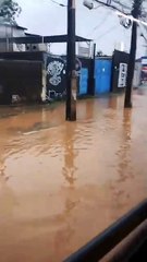 Vídeo mostra rua completamente alagada em Mussurunga